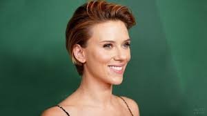 Не отходит от нее ни на шаг: Skarlett Johansson S Korotkoj Strizhkoj