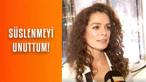 İlk oyunculuk deneyimini şaşkın filmiyle kazanan sarıkaya, sonrasında plajda filminde rol aldı. Ozge Ozpirincci Kadin Dizisi Nin Setindeki Sac Krizine Ne Dedi Youtube