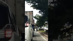 Seorang lelaki maut selepas lori dipandunya terbabit kemalangan dengan dua. Pemandu Lori Tesco Pemandu Lori Lesen E