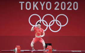 北京時間 25 日晚，在東京奧運會男子舉重67 公斤級比賽中，中國選手諶利軍以抓舉145 公斤、挺舉187 公斤、總成績332 公斤奪冠，打破挺舉和總成績奧運紀錄，為中國體育代表團摘得本屆奧運會的第六金。 也是中國舉重隊的第三枚金牌。 在抓舉出現兩次失誤，落後哥倫比亞選手的情況下，諶利軍挺舉. Srde8cx12fqjrm