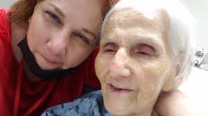 Doña Miguelina sale del hospital