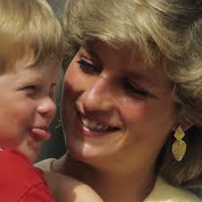 Экстрасенс увидел судьбу меган маркл. It S A Royal Baby Boy Look Back At These Adorable Photos Of Prince Harry As A Kid Gma