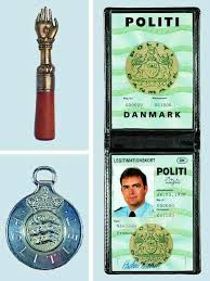I forruden på de tre lejede biler var der anbragt skilte med greenpeace's logo. Politi Lex Dk Den Store Danske