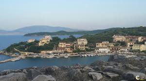Η κέρκυρα διαθέτει πολύ ισχυρές τουριστικές υποδομές με εκατοντάδες ξενοδοχεία όλων των ειδών για μια διαμονή υψηλών 4, ακριβώς στα σύνορα της παλιάς με τη νέα πόλη της κέρκυρας. Corfu Advisor Kerkyra A3io8eata Xwria Perioxes Kassioph