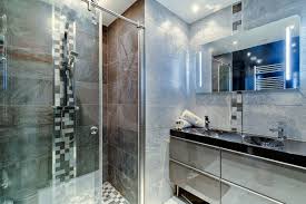 Une Douche A L Italienne Luxueuse Aux Degrades De Gris Mineral Avec Pourtant Une Double Vasque Ikea Mon Conseil Deco Faite Appel A Des Professionnels De La D