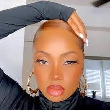 Shanna Fry's Instagram, Twitter & Facebook