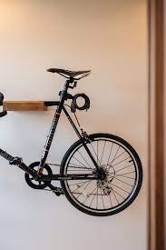 自転車を玄関に入れたいけど そのためだけに広くするのは そんなときは 壁に掛けて足元を空けると広くつかえてオススメです 自転車を掛けるフックは内装に合わせイイ感じにつくれます 玄関 家の中に 自転車 サイクル 置き場 壁掛け フック 設計事務