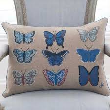 Les Fabuleux Textiles Brodes Main De Jan Constantine Oreillers Brodes Papillon Bleu Coussin Brode