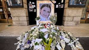 Fiori bianchi e commozione per i funerali di carla fracci a milano. Hfe9ahwjlllgom