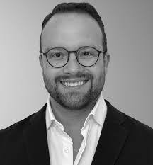 Ana Genis's Instagram, Twitter & Facebook