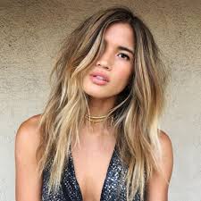 When i think of the best blonde hair colors for dark skin tones, the first thing that comes to mind is lil kim's unforgettable video for crush on you showed that brown skin was beautiful with the highlight tone is a warm and saturated mix of deeper golden hues and brighter blonde placed solidly. 25 Balayage Hair Colors Blonde Brown Caramel Highlights 2020