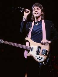 Welcome to rickenbacker.com 8/20/2021 model 4001c64s *** discontinued model *** since the time he obtained his bass in 1965, paul mccartney's original rickenbacker 4001s bass (actually made in 1964) has evolved through numerous modifications. Pin Di Nuria Masferrer Colome Su Paul Mccartney Celebrita Acconciature Per Capelli Corti Acconciature