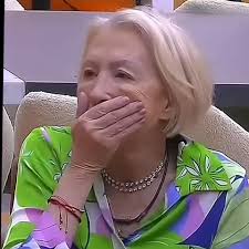 Lo ùnico que estamos de acuerdo todos los teams es que queremos al  monumento fuera de la casa ...el que le esten pagando a 13 mil dolares  semanales es un insulto.