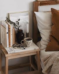 Polly Florence Auf Instagram Ich Versuche Immer Ein Buch In Reichweite Zu Haben Eine Tas Blog Um In 2020 Interior Room Decor Home Decor