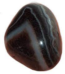 Gerçek oniks, büyük ölçüde silisyum minerallerinden oluşan bir tür akik taşıdır. Oniks Tasinin Ozellikleri Ve Faydalari