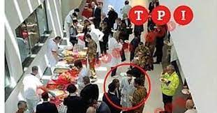 Nella foto, durante il buffet organizzato all'interno dell'azienda ospedaliera di perugia, né lui né la presidente della regione, donatella. Figliuolo Polemiche Su Un Buffet In Ospedale E Al Chiuso Non Si Puo Corriere It