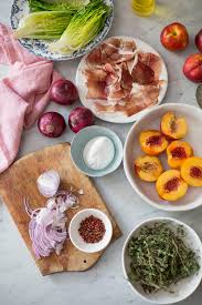 En nem opskrift på pastasalat, hvor hovedingrediensen er tomater, og mozzarella og oliven er med til at give fylde i retten. Jamie Oliver S Grilled Apricot Salad With Mozzarella Pink Peppercorns Prosciutto Recipe Drizzle And Dip