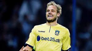 The ball goes wide, not even close to the goal 10:16: Pukki Zuruck In Die Bundesliga