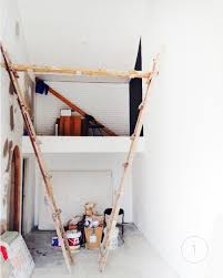 Namun bedanya, bangunan yang memanjang ke belakang ini bertingkat dua lantai. Rumah Mini Inspirasi Kamar Tingkat Kece Buat Hunian Pasutri Muda