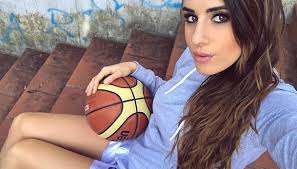 Un body rosa di qualche settimana fa ha lasciato basiti tutti; Chi E Valentina Vignali Dal Basket Ad Influencer Dilei