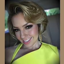 Com os cabelos presos, Thalia brilha no red carpet do Tony Awards