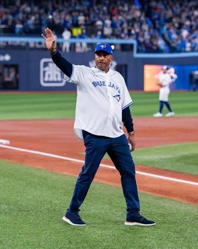 The LEGENDARY Cito Gaston threw tonight's First Pitch 🏆🏆 #WANTITALL