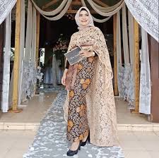Model baju batik kekinian yang cocok di segala momen. Siap Tampil Cantik Dengan Inspirasi Ootd Kondangan Hijab Ini Woke Id
