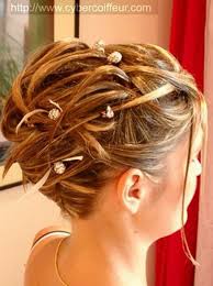 Comment faire ce chignon sur cheveux courts ? Chignon Pour Cheveux Court Avec Images Chignon Cheveux Court Chignon Mariage Cheveux Mi Longs Coiffure Mariage Cheveux Courts