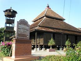 Bentuk seni bina masjid ini hampir menyerupai masjid kampung laut di kelantan dan masjid demak di pulau jawa, indonesia. Kampung Laut Mosque Wikipedia