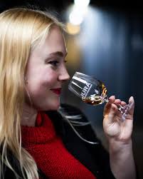 larkfireuk visits Jura and our wonderful distillery @jurawhisky To share  stories, to learn and make friends is why we all love the world of whisky  and it's special community. 📸 @konrad.j.borkowski 👍 @