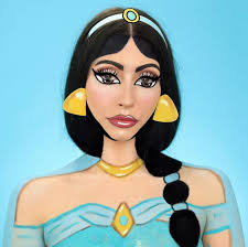 Talented makeup artist Annie Thomas can transform herself into any cartoon  character! 😲 What do you think? 🤔