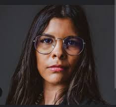 Humm, ça sent les préparatifs (ou plus) au manoir...beaucoup de véhicules  et un de "sécurité". Naturellement les lieux sont bien gardés.