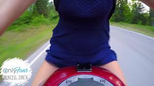 マンコが見えるバイクに乗る女の子
