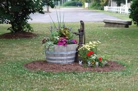 #geese #garden decor #not my garden #kelowna #bc #photographers on tumblr. Ecco 20 Idee Strepitose Per Riciclare I Contenitori In Zinco E Come Realizzarne Uno A Basso Costo Country Garden Decor Garden Yard Ideas Yard Landscaping