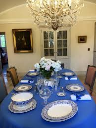 L Une Des Belles Tables Pour Un Diner Au Chateau Le Bleu Est A L Honneur Chateau Table Salle A Manger