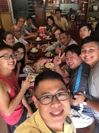 老中青齐唱生日歌。难得的聚会Happy Birthday to Tak Kam Mok