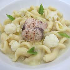 Volevo provare una nuova ricetta di pasta con il tonno, molto gradita in famiglia, e ho pensato di aggiungere del cavolfiore per dare una componente cremosa, aromatizzando con il misto mediterraneo creato questa estate, con rosmarino, salvia, maggiorana, timov, origano, menta e diverse altre erbe. Pasta Con Cavolfiore Bianco Patate E Filetti Di Aguglia Imperiale Fresco Pesce
