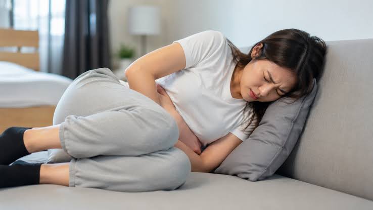 Ra m&aacute;u k&eacute;o d&agrave;i, lượng nhiều hoặc k&egrave;m đau bụng dữ dội l&agrave; những dấu hiệu cần được thăm kh&aacute;m sớm
