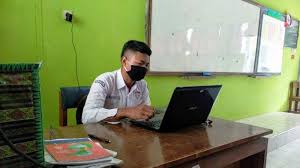 Contoh soal matematika wajib sma kelas 10 kurikulum 2013 terbaru tahun 2017. Tak Punya Gawai Seorang Pelajar Sman 1 Rongkop Pilih Kerjakan Soal Uts Di Sekolah Tribun Jogja