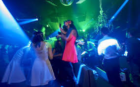 J'y vais car je n'ai pas envie de mourir ignorante. Le Parisien Magazine Une Ville Une Boite De Nuit A Deauville La Fete Pour Tous Le Parisien