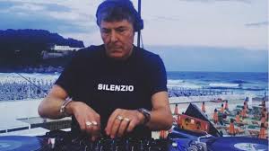 Niente funerali di stato anche per alessandro robotti e la moglie giovanna bottaro, 50 e 43 anni: Claudio Coccoluto Nella Chiesa Degli Artisti Di Roma I Funerali Del Dj Di Fama Internazionale