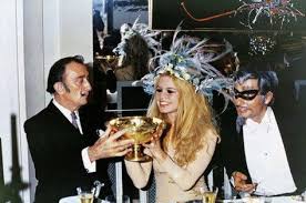 Keep your guests happy by serving the food they desire, managing drama between them, and sending them home at the right. Surrealist Dinner Party