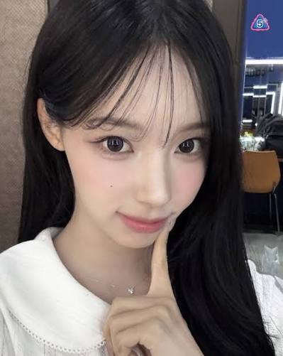 미녀를 소개합니다 ?No.2 리센느 원이? 요즘 숏폼 알고리즘을 점령한 주인공. 리센느의 원이는 무대에서는 차가운 냉미녀 비주얼을  보여주지만, 평소에는 엉뚱하고 사랑스러운 매력으로 팬들을 사로잡고 있다. 2004년생인 원이는 걸그룹 리센느의 멤버로, 데뷔 전부터  ...