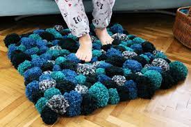 Pompons basteln, basteln mit wolle, stricken und hã¤keln, pompon tiere, basteln mit kleinkindern, basteln mit kindern,. Kuscheliger Diy Pompom Teppich Do Iteria