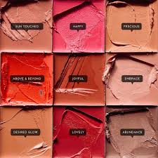 Al combinar ricos pigmentos minerales con ingredientes nutritivos, la crema de rubor kjaer weis le da a la piel un brillo saludable y rosado. Cream Blush Red Edition Desired Glow Kjaer Weis