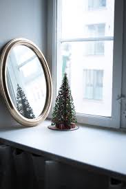 Diese findet nicht nur in den wohnungen einen platz, sondern wird gern auch, von außen sichtbar, ins fenster gelegt oder hehängt. 13 Ideen Wie Sie Die Fensterbank Weihnachtlich Dekorieren