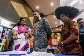 Praktek diplomasi dapat meliputi keseluruhan proses hubungan luar negeri dan formasi kebijakan. Diplomat Muda Perlu Manfaatkan Pengalaman Berbilang Kaum Dan Budaya Sebagai Kelebihan Utusan Borneo Online