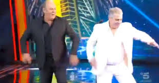 Il video (pubblicato da repubblicatv) che ritrae matteo salvini impegnato in una danza ispirata alla hit andiamo a comandare di fabio rovazzi. Tu Si Que Vales Gerry Scotti Si Scatena In Un Imperdibile Ballo Il Fatto Quotidiano
