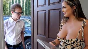 Vecina caliente se folla al chico del lado cuando su marido está ausente - Tara Rico goza sin límites