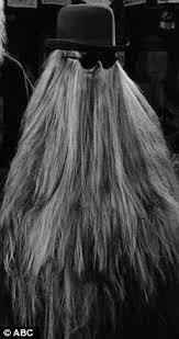 More Addams Family Than Modern Family Sofia Vergara Looks Like Cousin It After Gust Of Wind Blows Hair Over Her Face Wind Blown Hair
